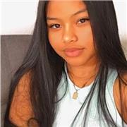 Profesora de español comparte sus conocimientos para ayudar a los niños